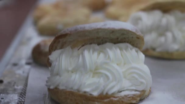 Polvilhe Farinha Sobre Croissants Recheado Creme — Vídeo de Stock