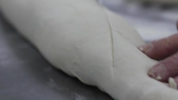 厨师在桌上切面团面包 — 图库视频影像