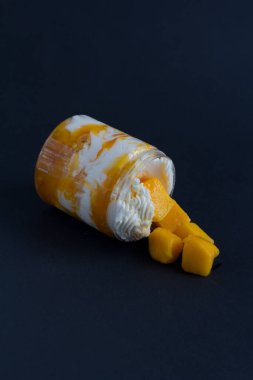 mango peynirli kek bir stüdyo çekim olarak beyaz zemin üzerine bir parça