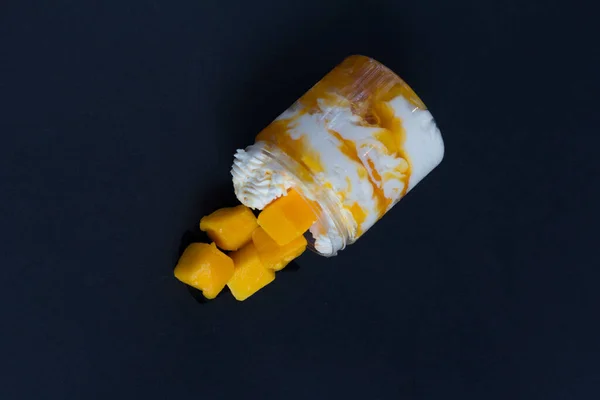 Beyaz arka planda stüdyo fotoğrafı olarak mango peynirli kek. Genel Bakış