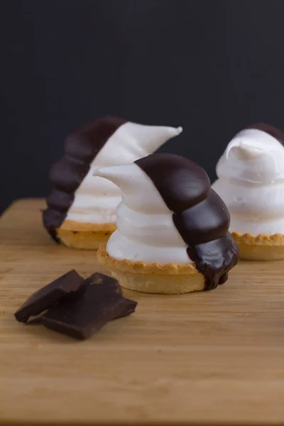 Cupcakes Forme Manchots Drôles Meringue Avec Morceau Chocolat Sur Bois — Photo