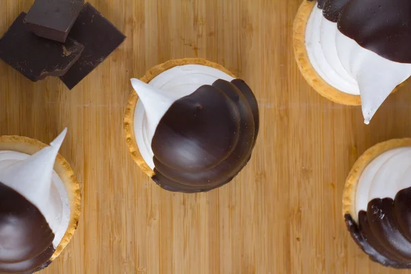 Magdalenas Forma Divertidos Pingüinos Merengue Con Trozo Chocolate Sobre Madera — Foto de Stock