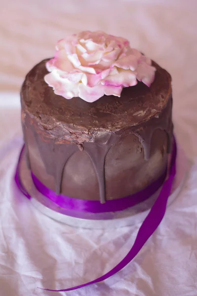 Csokoládé Torta Rózsaszín Virág Tetején Fehér Háttér — Stock Fotó