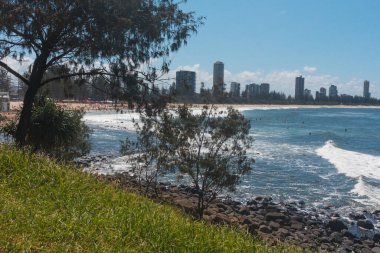 Peyzaj gökyüzü şehir plajı. Altın Sahil, Avustralya