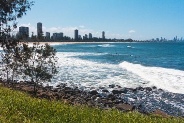 Peyzaj gökyüzü şehir plajı. Altın Sahil, Avustralya