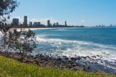Peyzaj gökyüzü şehir plajı. Altın Sahil, Avustralya