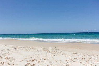 Yaz günü tropik plaj turkuaz suyu. Bribie Adası. Avusturalya