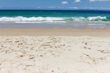 Yaz günü tropik plaj turkuaz suyu. Bribie Adası. Avusturalya