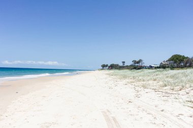 Yaz günü tropik plaj turkuaz suyu. Bribie Adası. Avusturalya