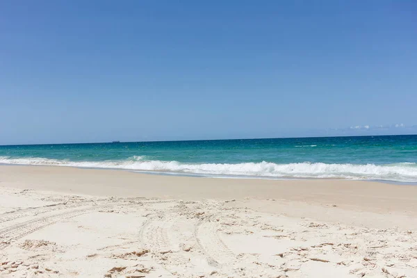 夏日热带海滩绿松石水 Bribie岛澳大利亚 — 图库照片