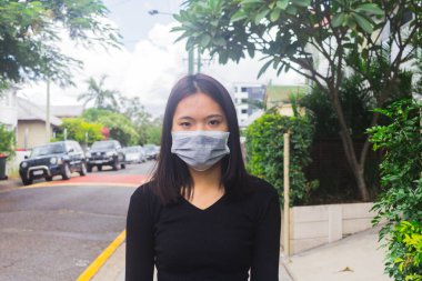 Coronavirus 2019 Coronavirus hastalığının yayılmasına karşı maske takan Asyalı genç kız..