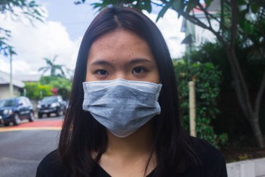 Coronavirus 2019 Coronavirus hastalığının yayılmasına karşı maske takan Asyalı genç kız..