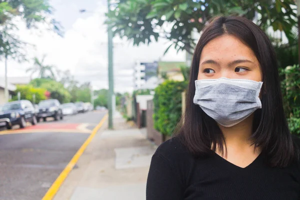 Coronavirus 2019 Coronavirus hastalığının yayılmasına karşı maske takan Asyalı genç kız..
