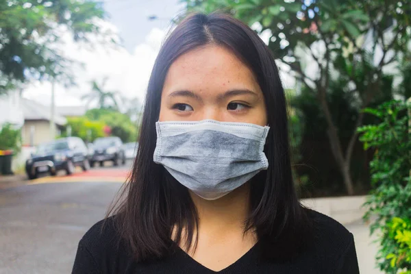 Coronavirus 2019 Coronavirus hastalığının yayılmasına karşı maske takan Asyalı genç kız..