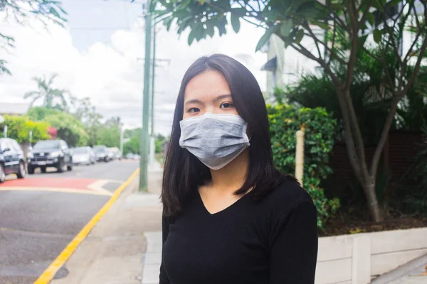 Coronavirus 2019 Coronavirus hastalığının yayılmasına karşı maske takan Asyalı genç kız..