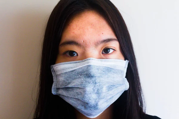 Coronavirus 2019 Coronavirus hastalığının yayılmasına karşı maske takan Asyalı genç kız..