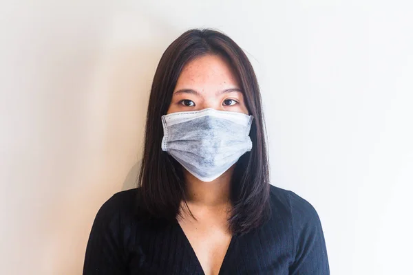 Coronavirus 2019 Coronavirus hastalığının yayılmasına karşı maske takan Asyalı genç kız..
