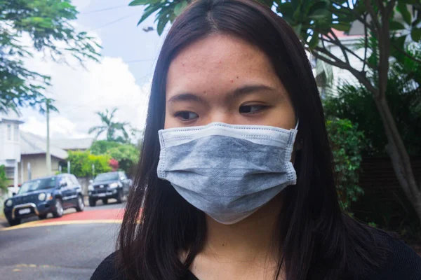 Пандемия Коронавируса Азиатская Молодая Девушка Городской Улице Защитной Маске Распространения Стоковое Фото