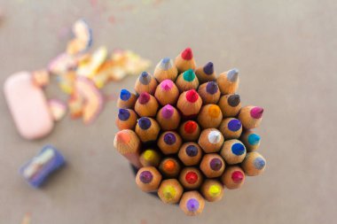 Kalemler, kalemler ve siyah tahtadaki talaşlar.