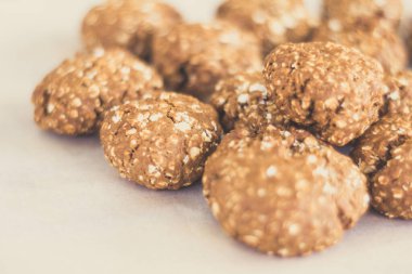 Fırın kağıdında ev yapımı yulaf kurabiyelerinin üst görünümü