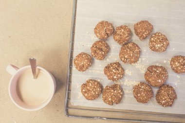 Bej arka planda ev yapımı yulaf kurabiyeleri.