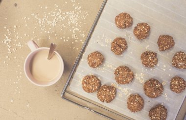 Bej arka planda ev yapımı yulaf kurabiyeleri.