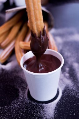 Çikolata soslu, şekerli Churros.