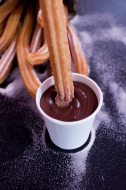 Çikolata soslu, şekerli Churros.