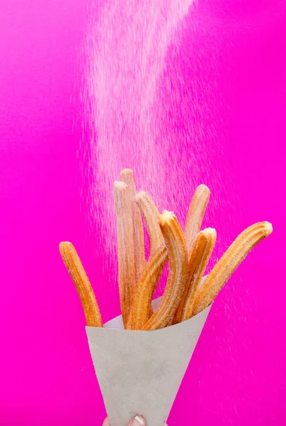 Churros Mit Zucker Papiertüte Auf Rosa Hintergrund — Stockfoto