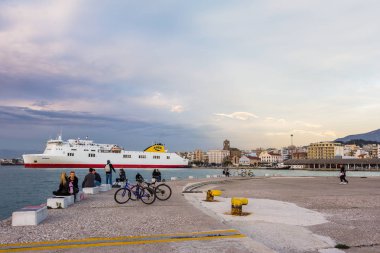 Patras, Yunanistan - 16 Şubat 2016: Patras Limanı günbatımı sırasında