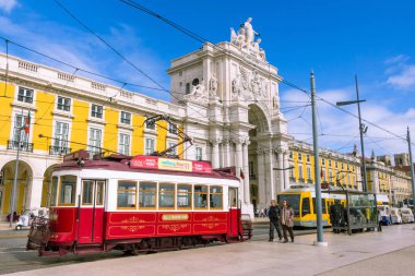 Lisbon, Portekiz - 5 Mart 2016: Eski tramcars bir kare Praca de Comercio üzerinde