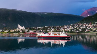 Tromso, Finlandiya - 26 Temmuz 2016: Manzarası ile kutup Katedrali