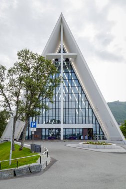 Tromso, Finlandiya - 27 Temmuz 2016: Ön görünümü thearctic Katedrali 