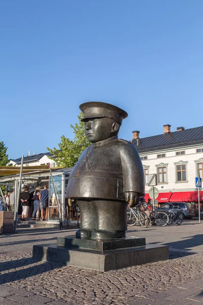OULU, FINLANDIA - 21 de julio de 2016: La estatua del policía Bobby —  Fotos de Stock