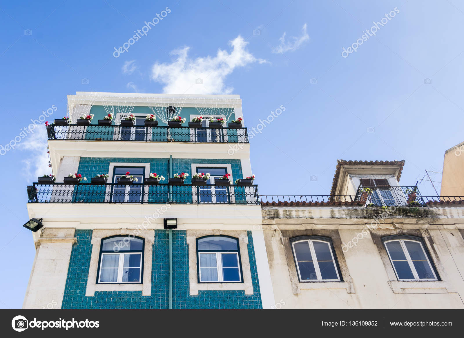 Faades edificio di appartamenti lisbona portogallo — foto stock ... Appartamenti a lisbona centro