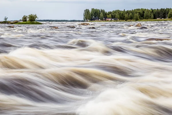 O rio Tornionjoki é a fronteira entre a Finlândia e a Suécia . — Fotografia de Stock