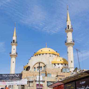 Madaba, Ürdün - 25 Nisan 2016: Camii, Madaba merkezinde