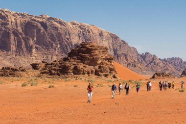 Wadi Rum çöl, Ürdün - 30 Nisan 2016: Wadi Rum Desrt içinde yürüyen turist