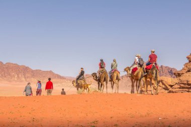 Wadi Rum çöl, Ürdün - 30 Nisan 2016: Deveye binmek