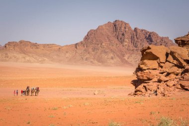 Wadi Rum çöl, Ürdün - 30 Nisan 2016: Deveye binmek