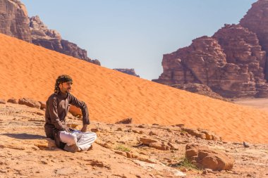 Wadi Rum, Ürdün - 27 Nisan 2016: Bedevi adam sigara ile