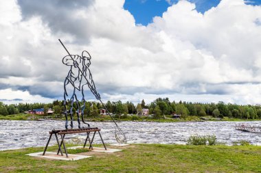 Tornio, İsveç - 02 Ağustos 2016: bir beyaz balık balıkçı heykeli