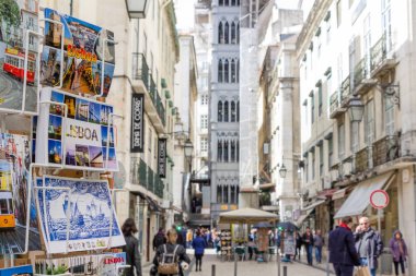 Lisbon, Portekiz - 5 Mart 2016: Kartpostallar standı