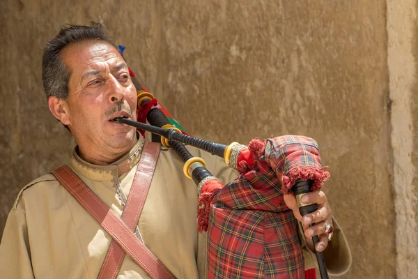 JERASH, JORDAN - APRIL 25, 2016: Bagpipe player in the Roman city Jerash — Stock Photo, Image