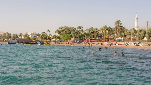 AQABA, JORDAN- 01 DE MAYO DE 2016: Playa en Aqaba en Jordania — Foto de Stock