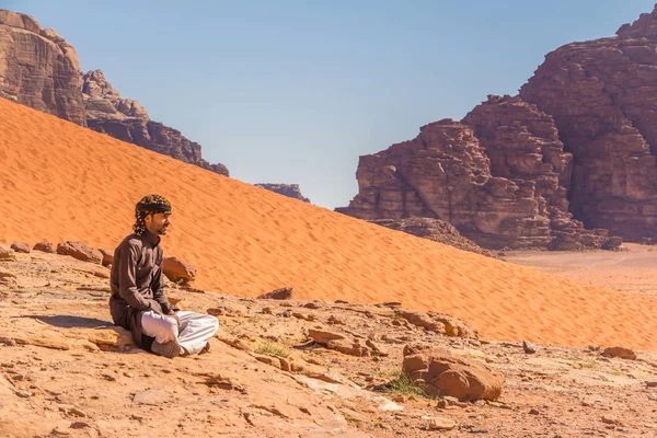 Wadi Rum, Jordan - 27 April 2016: Beduin man med cigarett — Stockfoto