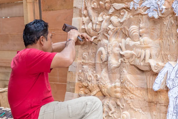 ARNHEM, PAÍSES BAJOS - 17 DE JULIO DE 2016: Artesano tallando un panel de madera — Foto de Stock