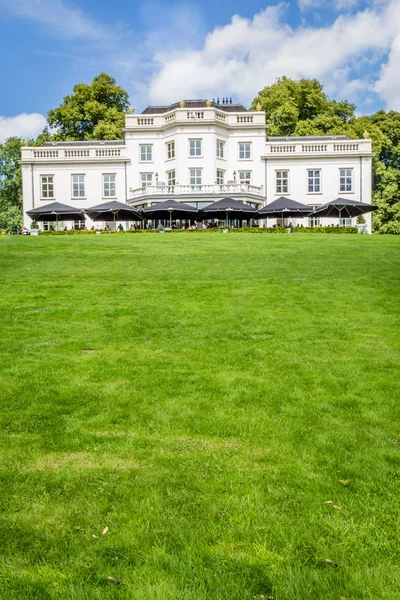 Villa blanca en Park Sonsbeek en Arnhem, Países Bajos — Foto de Stock