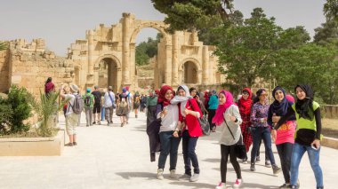 : Jerash, Jordan - 25 Nisan 2016: Mutlu youn g kadın kızın d