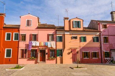 Çok renkli evler ve ada Burano, Ve hatta giyim